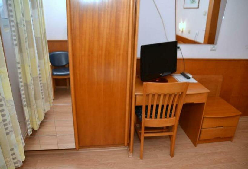 اتاق استاندارد یک نفره, Garni Hotel Lake