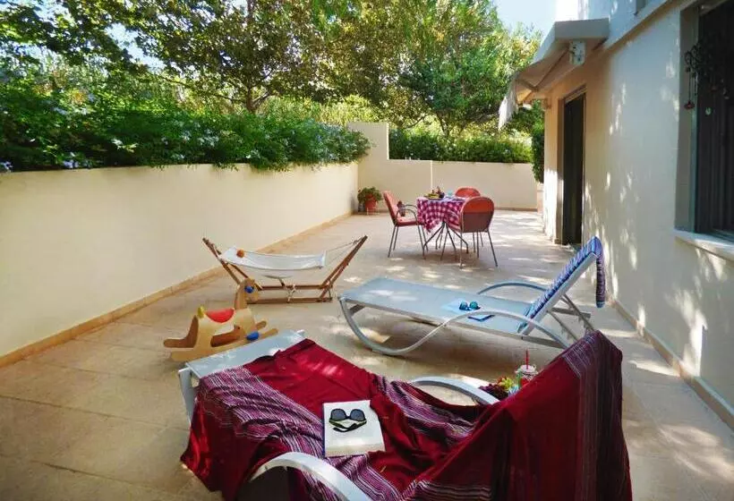 آپارتمان خانوادگی, Nereids Apartments