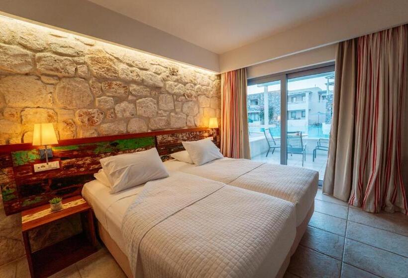 חדר סופריור נוף לבריכה, Ostria Resort & Spa