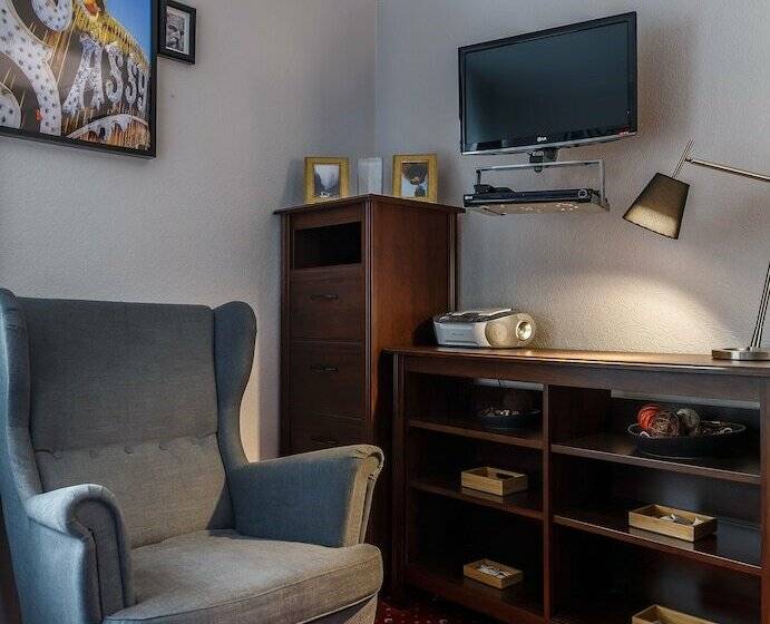 اتاق راحتی, Mayak Hotel