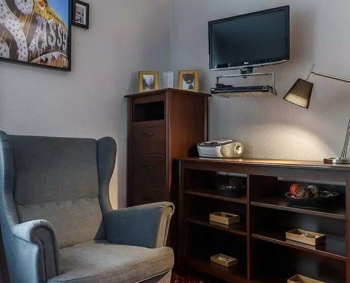 اتاق راحتی, Mayak Hotel