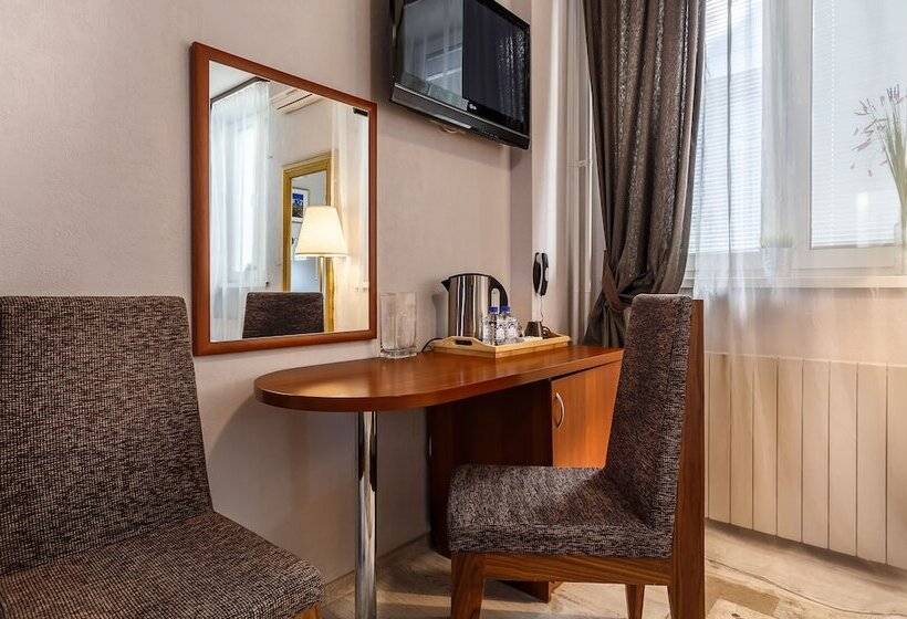 اتاق راحتی, Mayak Hotel