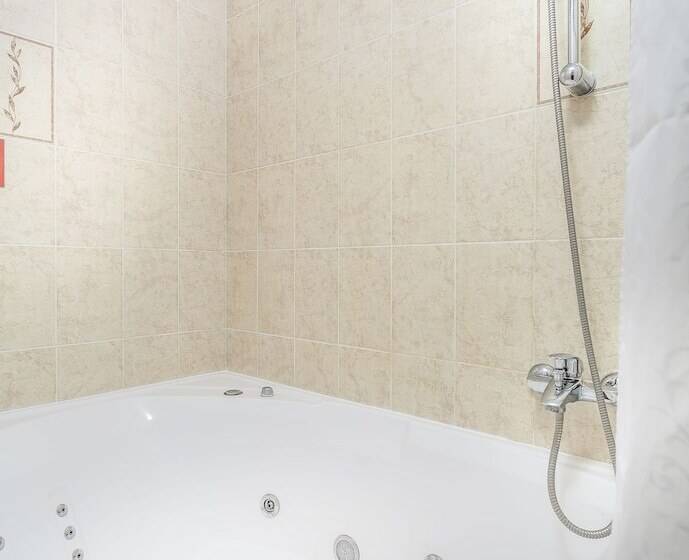 سوییت جونیور, Mayak Hotel