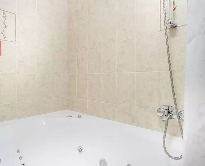 سوییت جونیور, Mayak Hotel