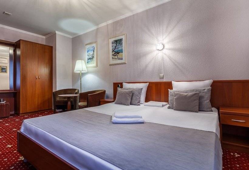 سوییت جونیور, Mayak Hotel