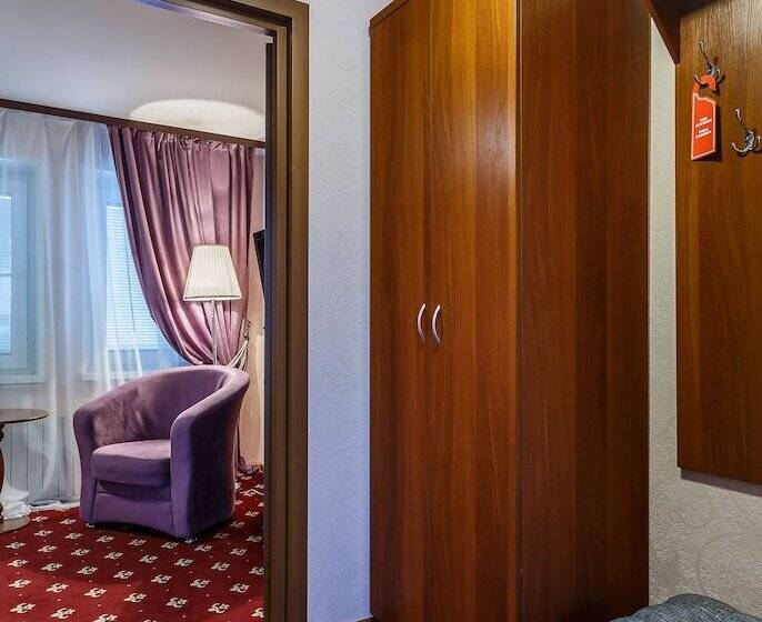 سوییت جونیور, Mayak Hotel