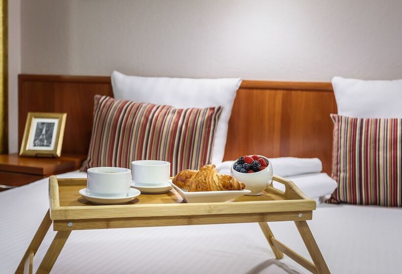 سوئیت کلاسیک, Mayak Hotel