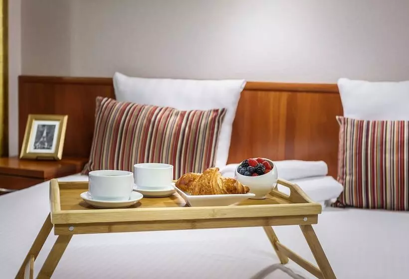 سوئیت کلاسیک, Mayak Hotel