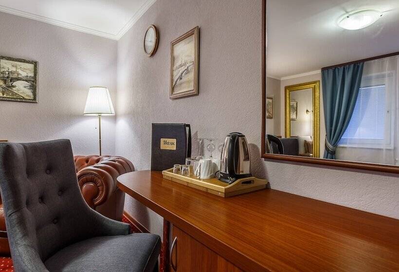 سوئیت کلاسیک, Mayak Hotel