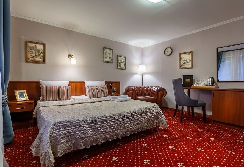 سوئیت کلاسیک, Mayak Hotel