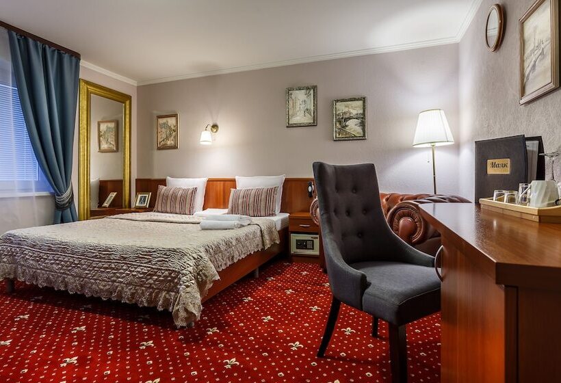 سوئیت کلاسیک, Mayak Hotel