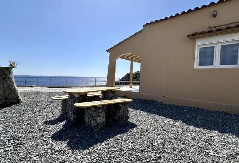 Superior-perhehuone, Sfinias Apartments