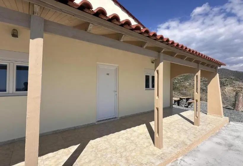 Superior-perhehuone, Sfinias Apartments