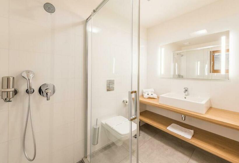 Номер Deluxe, Kaskáda