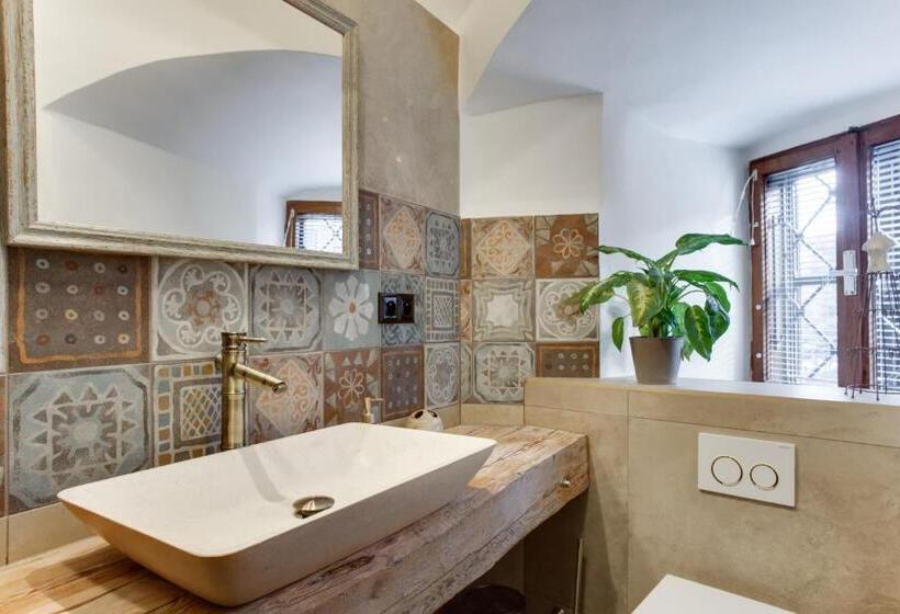 سوئیت 2 خوابه, Krumlov Tower