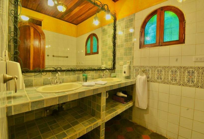 جناح جونيور, La Mansion Inn Arenal