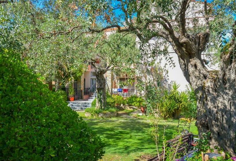 豪华三人间, Villa Eden