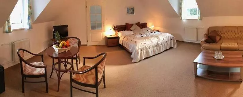 اتاق استاندارد چهارنفره با چشمانداز باغ, Spa & Wellness Hotel Harmonie