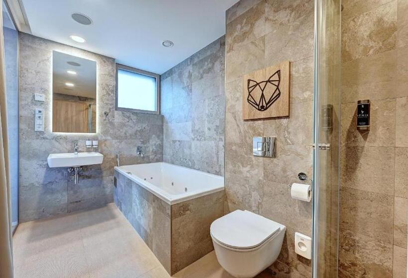 جناح مزود بجاكوزى, Wellness Hotel Fénix