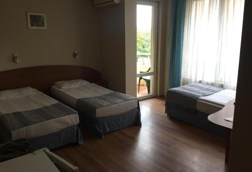 غرفة قياسية ثلاثية, Family Hotel Lazuren Briag