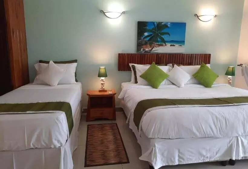 Standard Triple Room with Terrace, Cabanes Des Anges