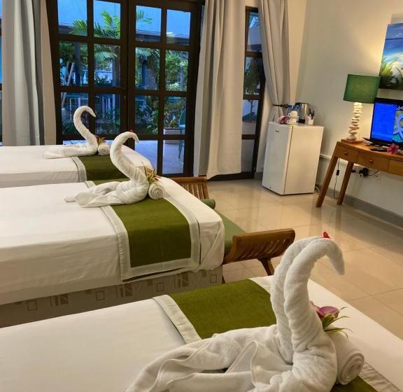Standard Triple Room with Terrace, Cabanes Des Anges
