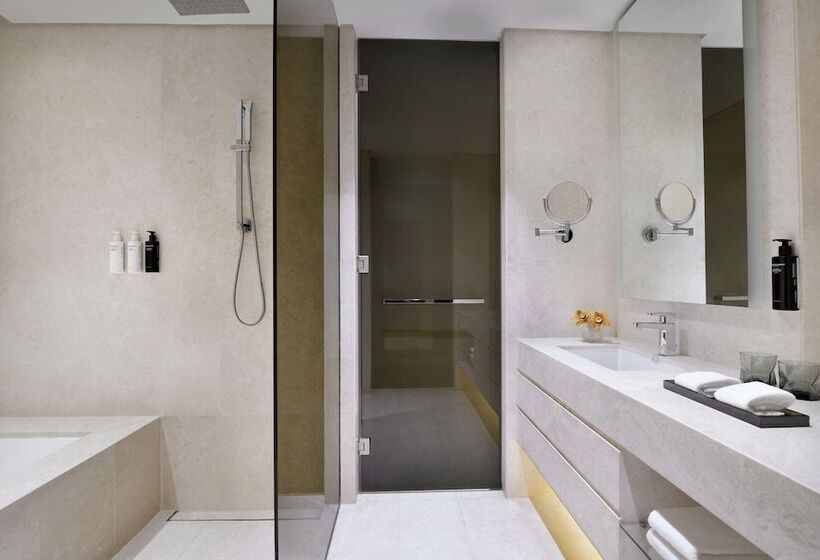 Номер Deluxe Кровать Кинг, La Ville Hotel & Suites City Walk Dubai, Autograph Collection