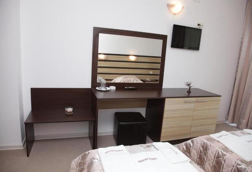 اتاق استاندارد چهارنفره با بالکن, Zaara