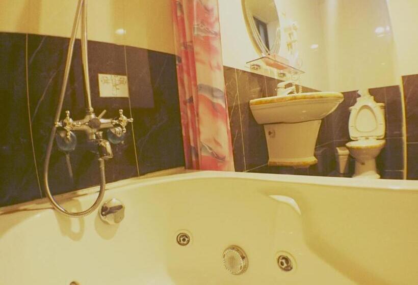 اتاق استاندارد با وان آب گرم, Fu Chia