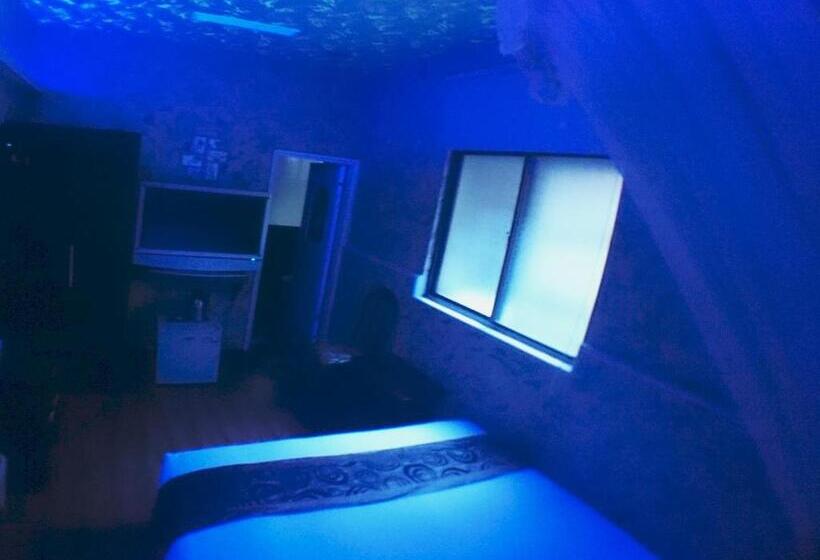 اتاق استاندارد با وان آب گرم, Fu Chia