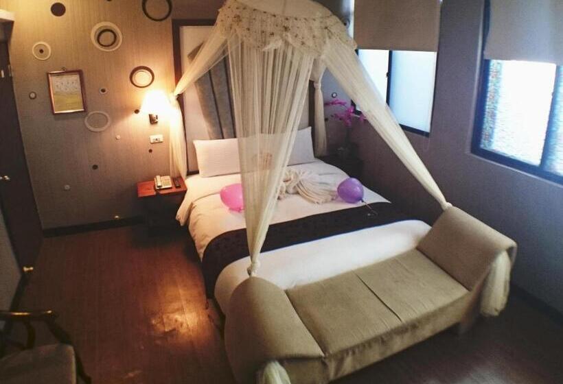 اتاق لوکس با وان آب گرم, Fu Chia