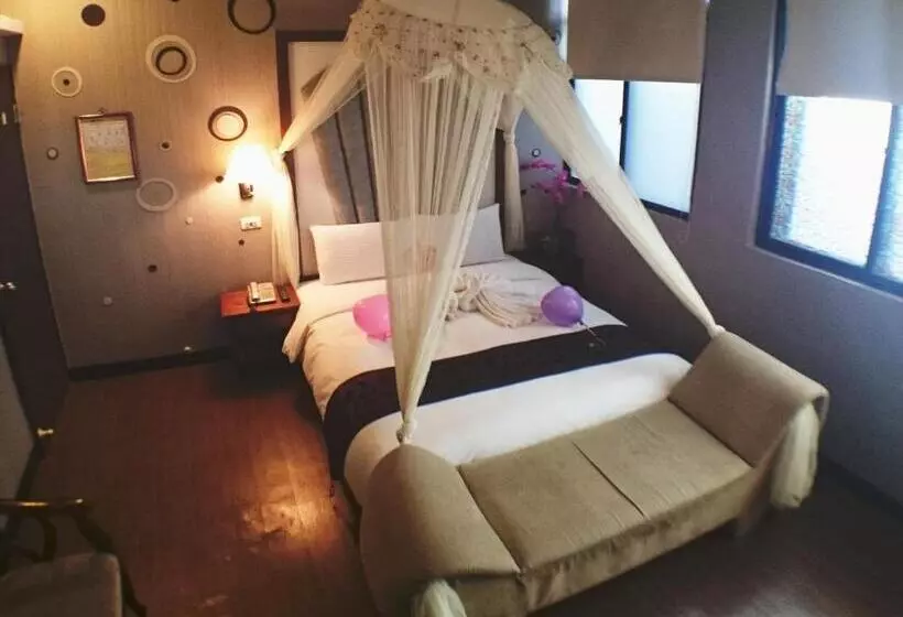 اتاق لوکس با وان آب گرم, Fu Chia