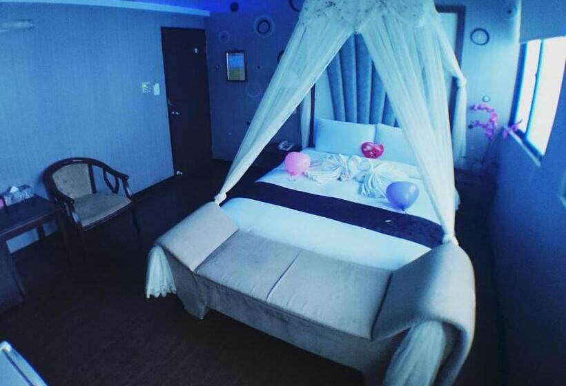 اتاق لوکس با وان آب گرم, Fu Chia