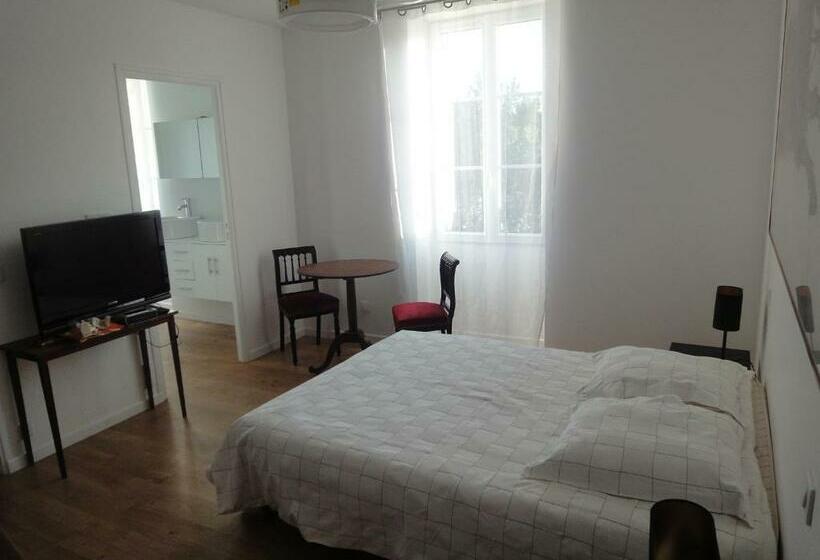 Номер Стандарт Вид на Сад, La Villa Du 15   Chambres Indépendantes & Autonomes Du Restaurant La Maison   Clim Et Piscine Chauff