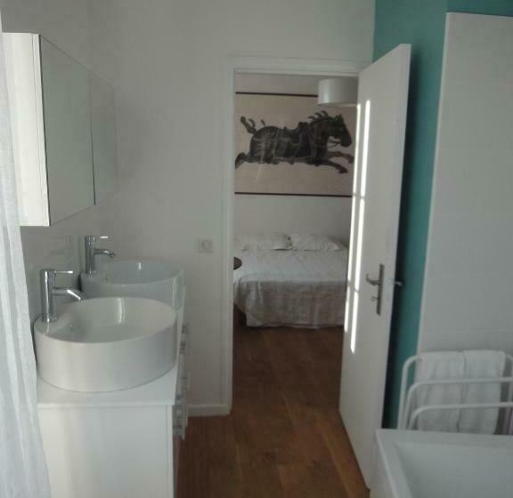 Номер Стандарт Вид на Сад, La Villa Du 15   Chambres Indépendantes & Autonomes Du Restaurant La Maison   Clim Et Piscine Chauff