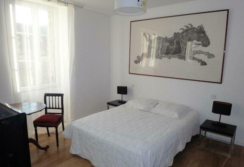 Номер Стандарт Вид на Сад, La Villa Du 15   Chambres Indépendantes & Autonomes Du Restaurant La Maison   Clim Et Piscine Chauff