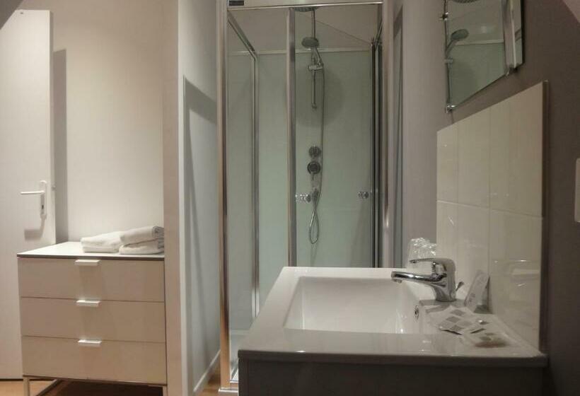 Номер Стандарт Вид на Сад, La Villa Du 15   Chambres Indépendantes & Autonomes Du Restaurant La Maison   Clim Et Piscine Chauff