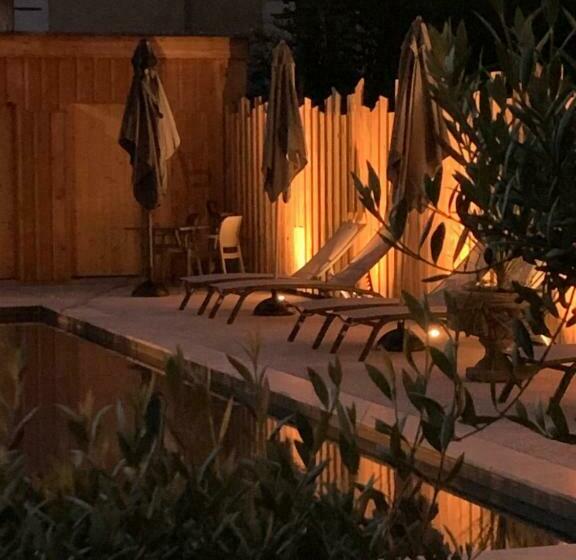 Номер Стандарт Вид на Сад, La Villa Du 15   Chambres Indépendantes & Autonomes Du Restaurant La Maison   Clim Et Piscine Chauff