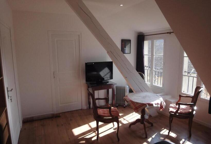 Номер Стандарт Вид на Сад, La Villa Du 15   Chambres Indépendantes & Autonomes Du Restaurant La Maison   Clim Et Piscine Chauff