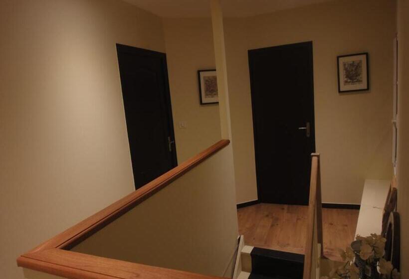 Номер Стандарт Вид на Сад, La Villa Du 15   Chambres Indépendantes & Autonomes Du Restaurant La Maison   Clim Et Piscine Chauff