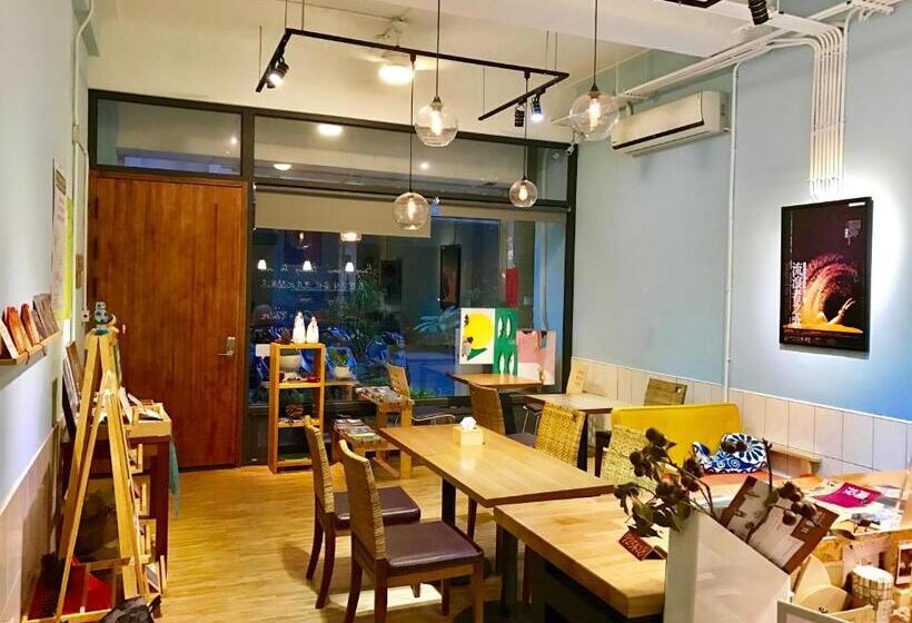 اتاق استاندارد سه تخته با سرویس بهداشتی مشترک, Center.center Hostel