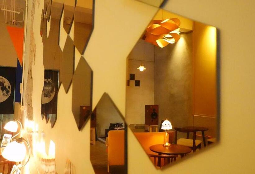 اتاق استاندارد سه تخته با سرویس بهداشتی مشترک, Center.center Hostel