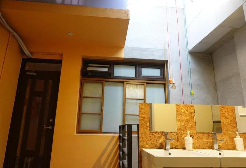 اتاق استاندارد چهارنفره با سرویس بهداشتی مشترک, Center.center Hostel