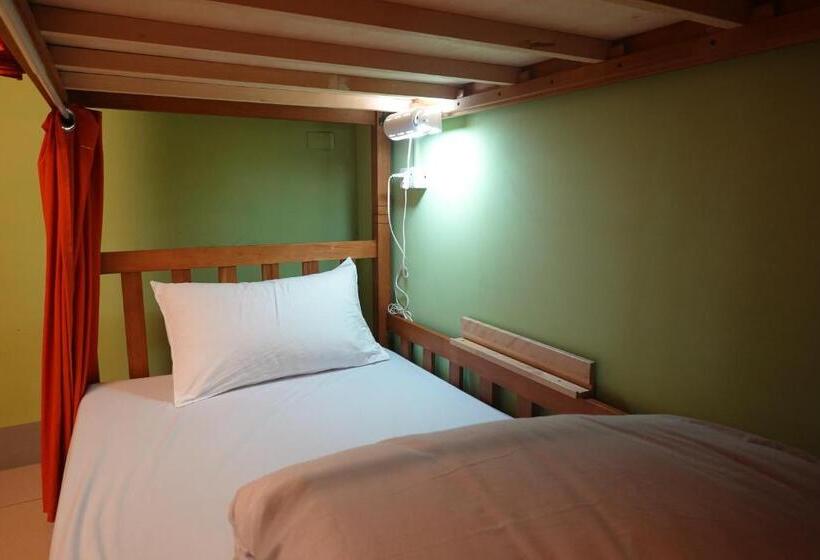 اتاق استاندارد یک تخته با سرویس بهداشتی مشترک, Center.center Hostel