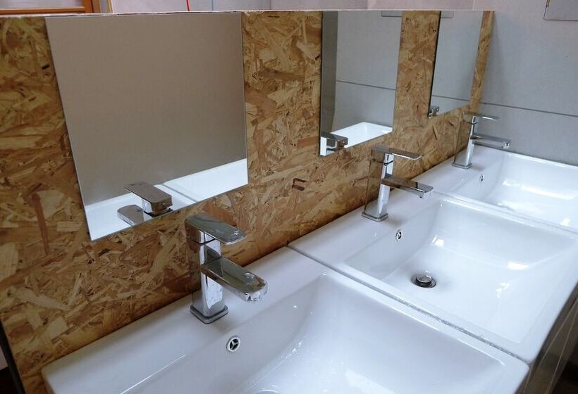اتاق استاندارد با سرویس بهداشتی مشترک, Center.center Hostel
