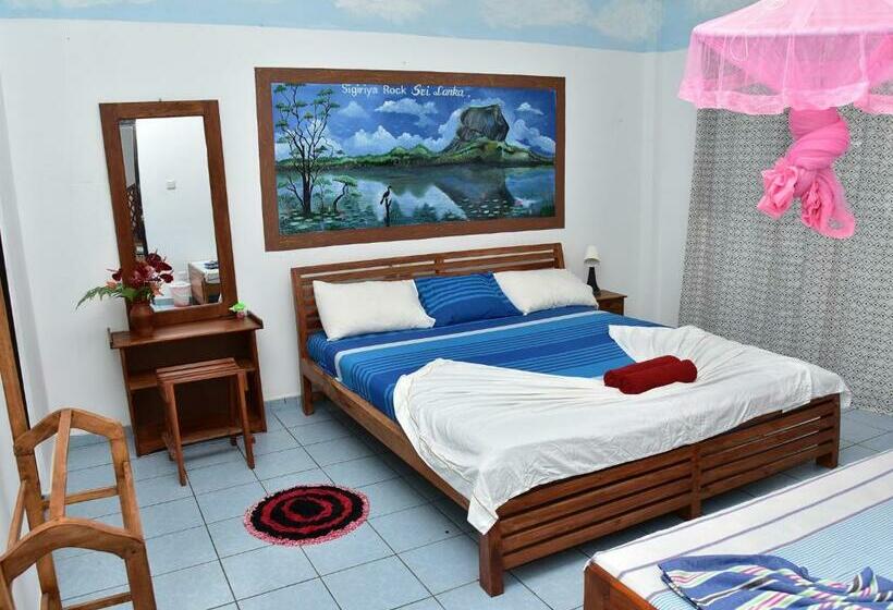 חדר סטנדרט לשלושה, Happy Tuna