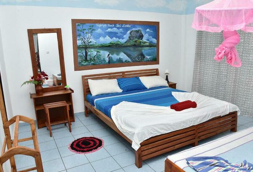 חדר סטנדרט לשלושה, Happy Tuna