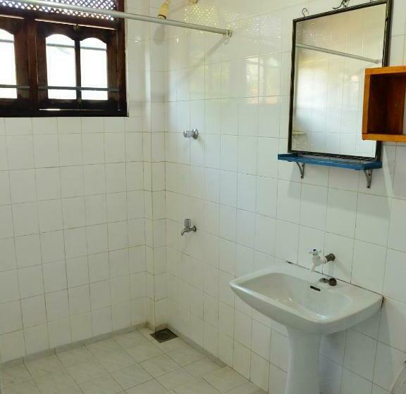 חדר סטנדרט לשלושה, Happy Tuna