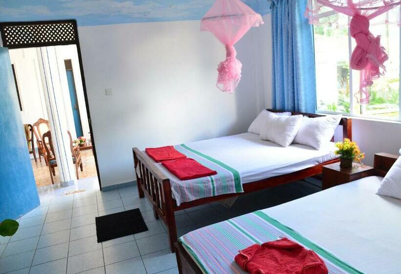 חדר סטנדרט לשלושה, Happy Tuna