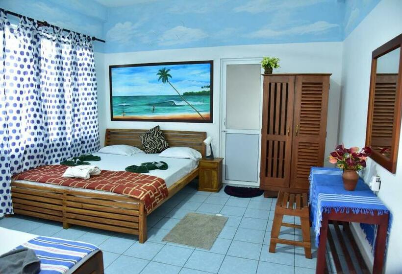 חדר סטנדרט לשלושה, Happy Tuna